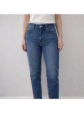 *Zara Mom's Fit NWT Straight Leg Jeans (US 0/ UK 32)